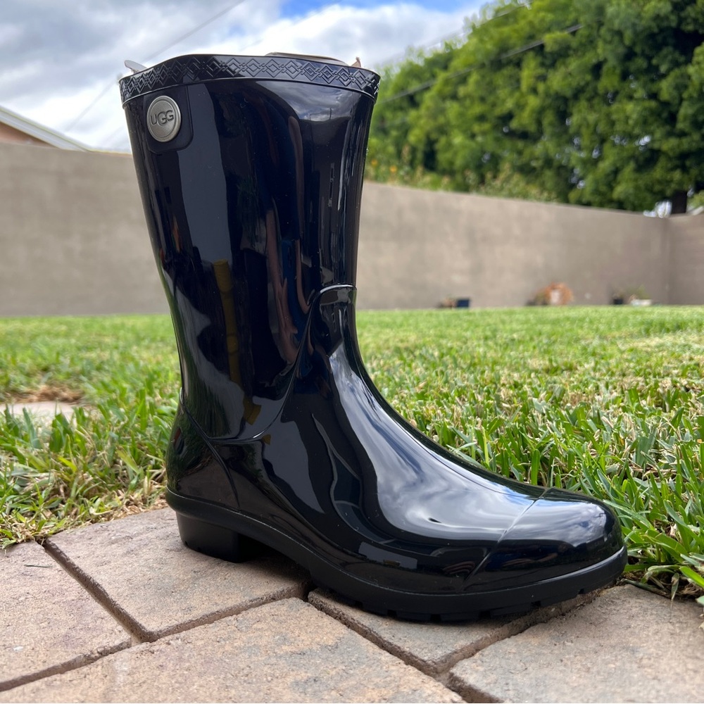 UGG Women’s size 8 Black Waterproof Rain Boots Sienna